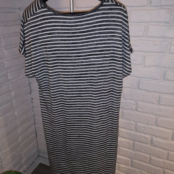 Gap Ladies Cap Sleeves Black & White Stripped Loose Fit V-neck Dress - Picture 2 of 7